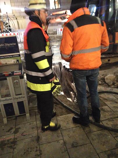 Ein Wasserrohrbruch hat die Maximilianstraße überflutet. Die Bilder.