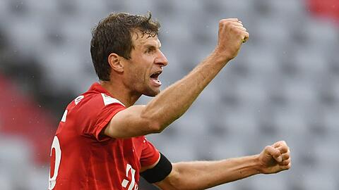 "Jetzt hatten wir diese Begeisterung auf dem Platz und haben auch ausstrahlen können, wie viel Spaß es uns macht, uns gegenseitig zu unterstützen", erklärt Thomas Müller das Triple-Geheimnis des FC Bayern.