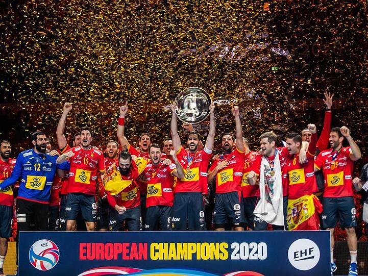 Die spanische Mannschaft jubelt mit der EM-Trophäe.