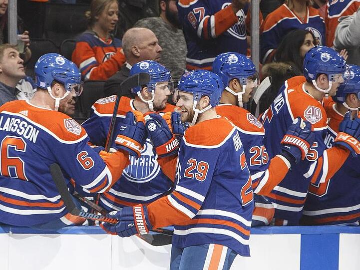 Leon Draisaitl (M.) feierte mit den Edmonton Oilers einen Heimsieg.
