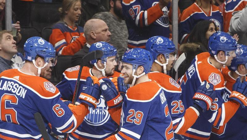 Leon Draisaitl (M.) feierte mit den Edmonton Oilers einen Heimsieg. Leon Draisaitl (M.) feierte mit den Edmonton Oilers einen Heimsieg.