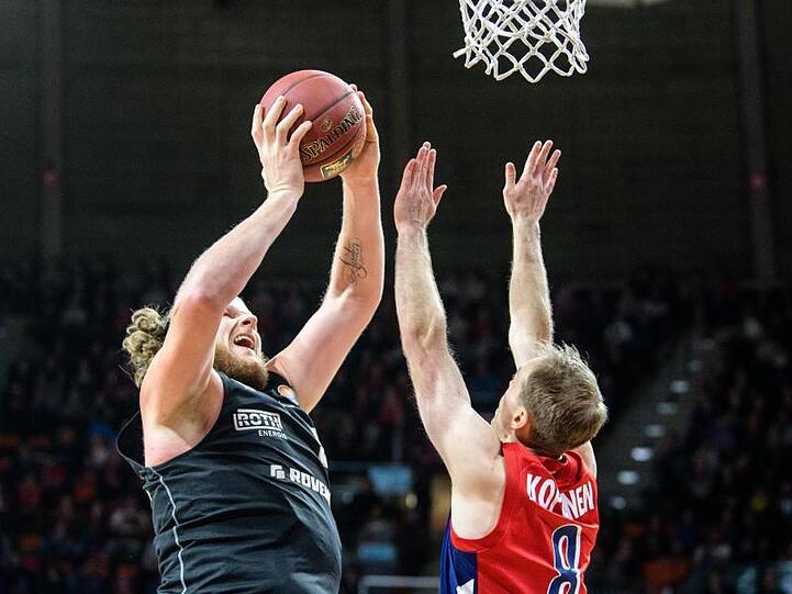 Bayerns Petteri Koponen (r) versucht Gießens John Bryant zu blocken.