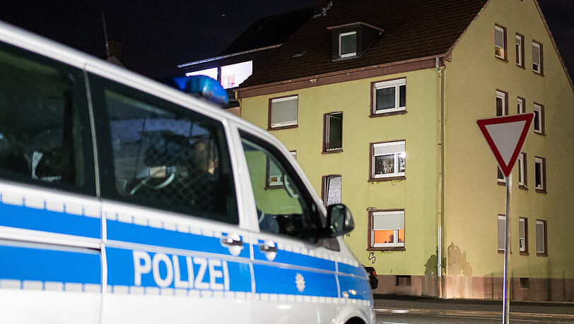 Ein 18-Jähriger wird der Wohnung verwiesen - und uriniert gegen einen Streifenwagen (Symbolbild). Ein 18-Jähriger wird der Wohnung verwiesen - und uriniert gegen einen Streifenwagen (Symbolbild).