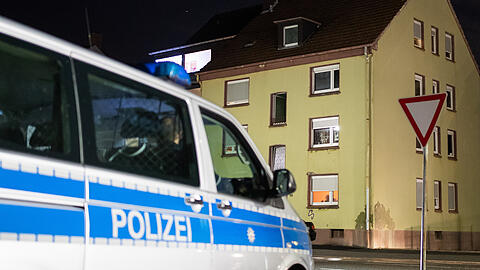 Ein 18-Jähriger wird der Wohnung verwiesen - und uriniert gegen einen Streifenwagen (Symbolbild).