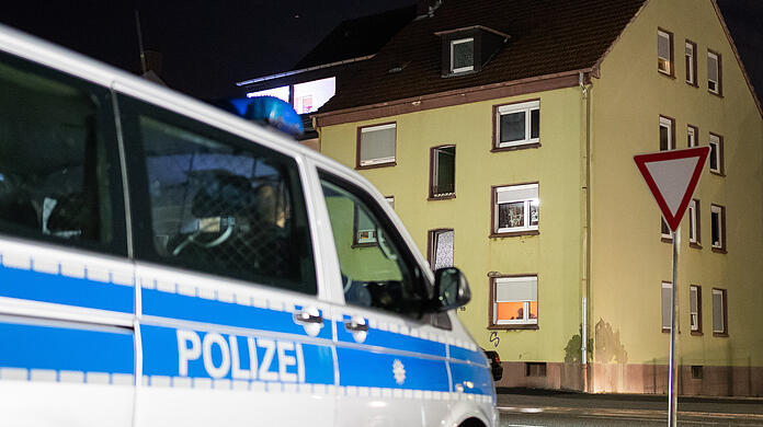 Ein 18-Jähriger wird der Wohnung verwiesen - und uriniert gegen einen Streifenwagen (Symbolbild).