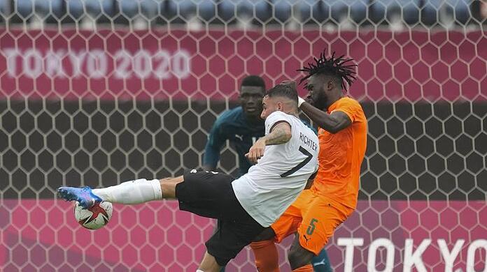 Marco Richter (l) blieb bei seinem Torschuss glücklos.