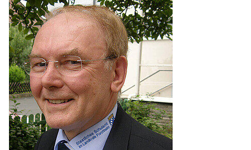 Vorbild Schulrat Gerhard Koller: Auf den Kragen seiner Lehrer-Uniform ist der Behördenname und das bayerische Wappen gestickt.Foto: Reiner