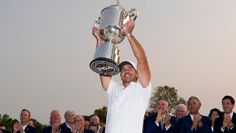 Brooks Koepka mit der Wanamaker-Trophäe nach seinem Sieg.