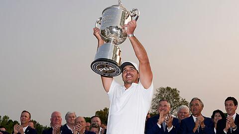 Brooks Koepka mit der Wanamaker-Trophäe nach seinem Sieg.