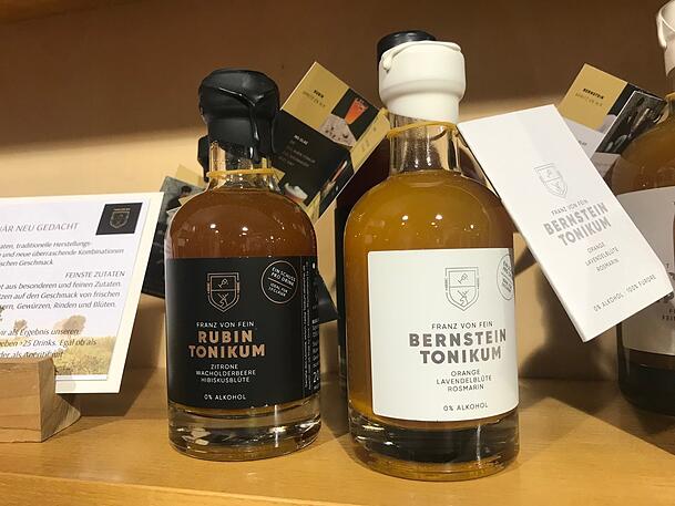 Das alkoholfreie "Bernstein-Tonikum" von Franz von Fein (r.). Das alkoholfreie "Bernstein-Tonikum" von Franz von Fein (r.).