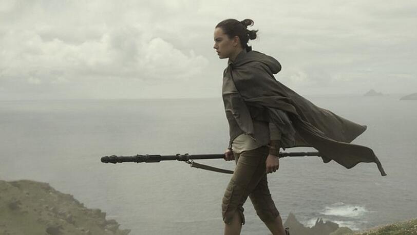 "Star Wars: Die letzten Jedi": Rey (Daisy Ridley) will den resignierten Luke Skywalker aus seinem selbst gewählten Exil holen.