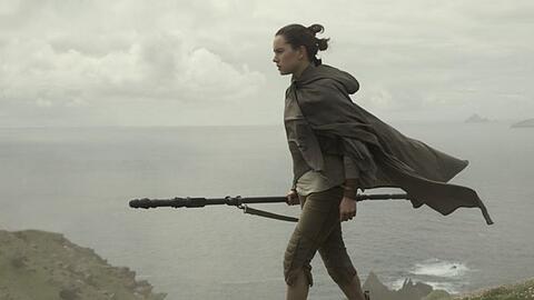 "Star Wars: Die letzten Jedi": Rey (Daisy Ridley) will den resignierten Luke Skywalker aus seinem selbst gewählten Exil holen.