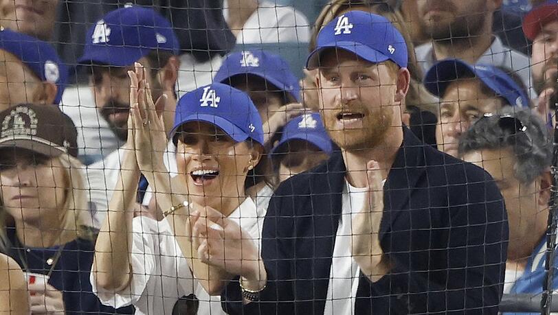 Herzogin Meghan und Prinz Harry jubeln am Dienstagabend im Dodgers Stadium in L.A. Herzogin Meghan und Prinz Harry jubeln am Dienstagabend im Dodgers Stadium in L.A.