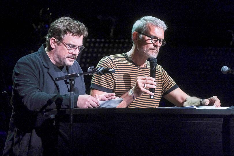 Götz Otto (r.) und "Eberhofer"-Star Sebastian Bezzel standen im St. Pauli Theater in Hamburg für die Komödie "Geheimnisse" auf der Bühne. Götz Otto (r.) und "Eberhofer"-Star Sebastian Bezzel standen im St. Pauli Theater in Hamburg für die Komödie "Geheimnisse" auf der Bühne.