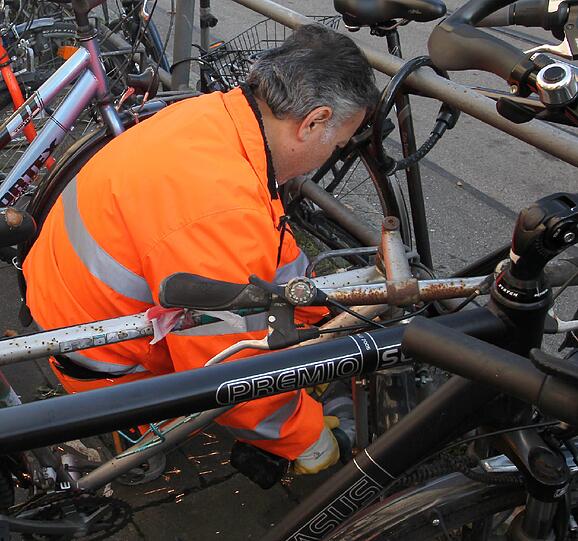 Schon 2011 hatten die Mitarbeiter der Stadt bei der Entsorgung der Schrott-Radl im Stadtgebiet jede Menge zu tun - die Bilder aus dem letzten Jahr.