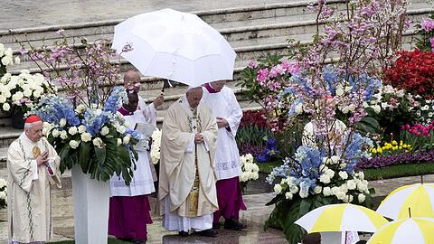 Papst Franziskus feiert mit Tausenden Pilgern die traditionelle Ostermesse auf dem Petersplatz in Rom