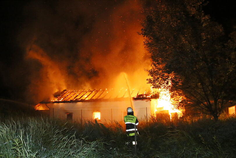 Feuerwerklager in Altötting abegbrannt: Die Bilder vom Feuerwehreinsatz.