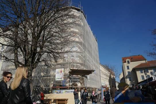 An der Ecke zur Westenriederstraße wird gerade der "Löwe am Markt" entkernt.