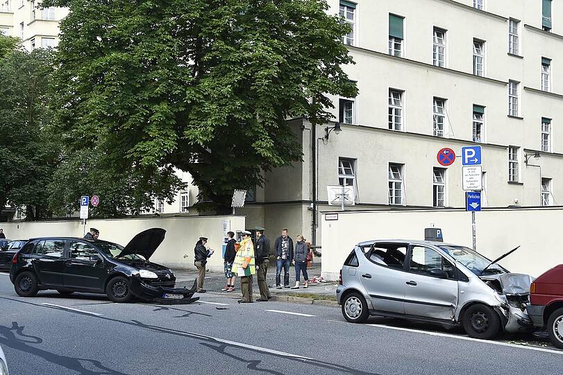 Die Feuerwehr musste das Dach des Mercedes abschneiden, um die Schwerverletzte rauszuholen.