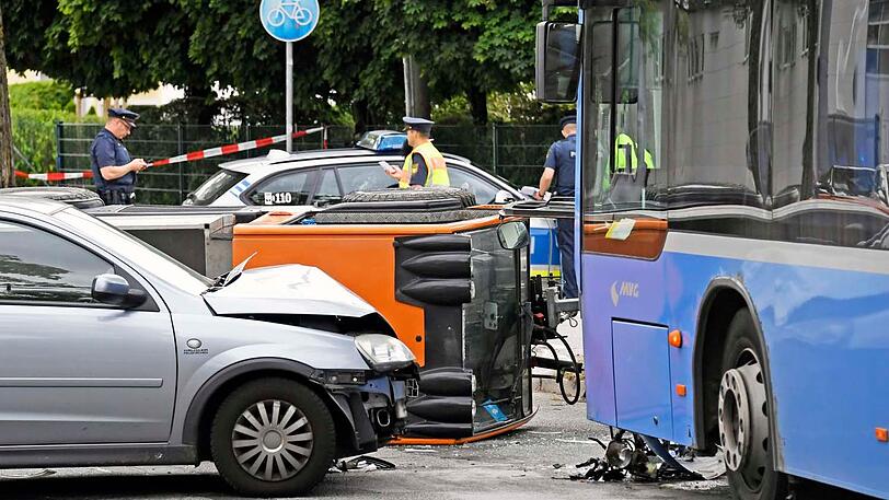 Beim Unfall in der Truderinger Straße kollidierten ein Bus mit einem Opel Corsa. Ein Klein-Lkw konnte nicht mehr rechtzeitig ausweichen und kippte auf die Seite.