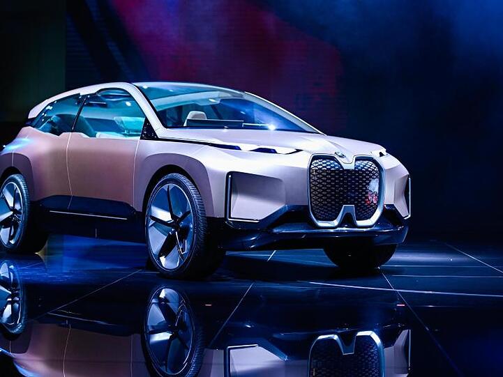 Das neue Automodell BMW iNext wird nach einer Pressekonferenz auf der IAA präsentiert. Foto: Uwe Anspach/dpa