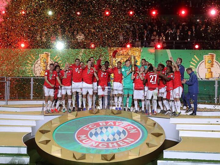 Die Spieler des FC Bayern jubeln bei der Siegerehrung.