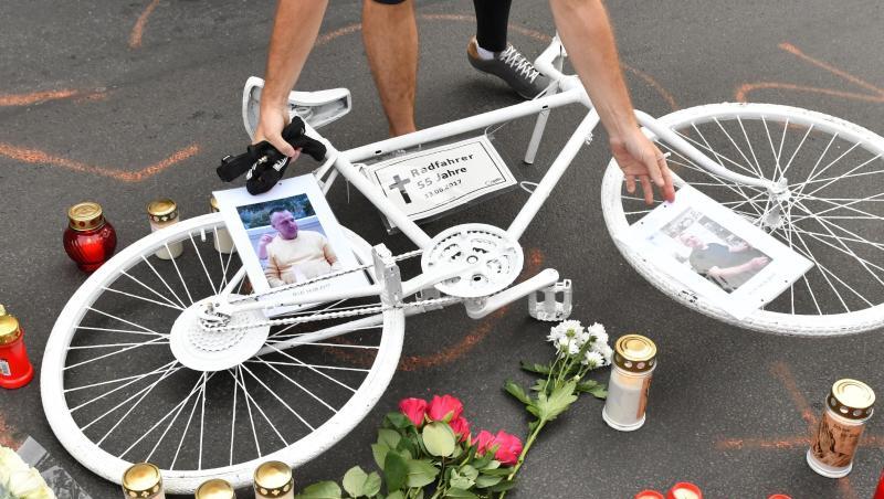 Er starb, weil ein Fahrer die Autotür aufriss, ohne auf den Verkehr zu achten: Radfahrer gedenken in Berlin eines verstorbenen Radfahrers. Er starb, weil ein Fahrer die Autotür aufriss, ohne auf den Verkehr zu achten: Radfahrer gedenken in Berlin eines verstorbenen Radfahrers.