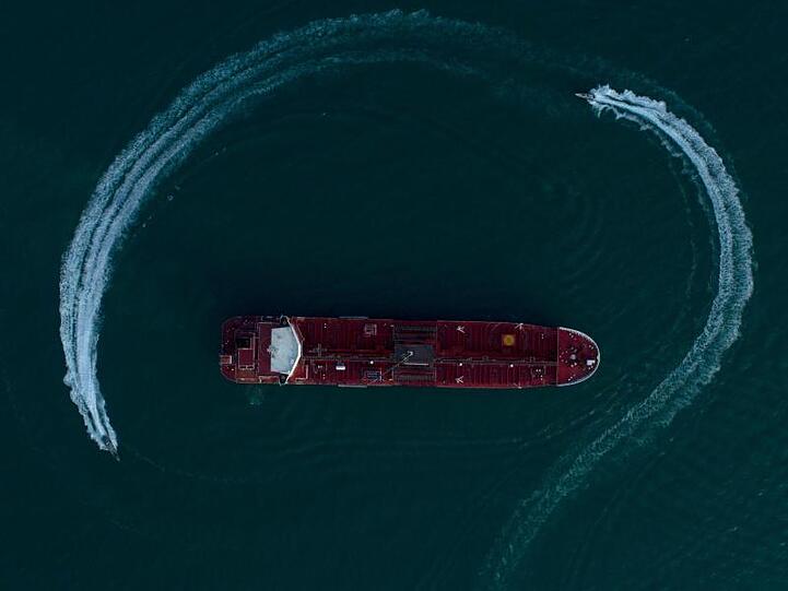 Das Foto zeigt den britischen Öltanker "Stena Impero" in der Straße von Hormus, der von Schnellbooten der iranischen Revolutionsgarden umkreist wird.