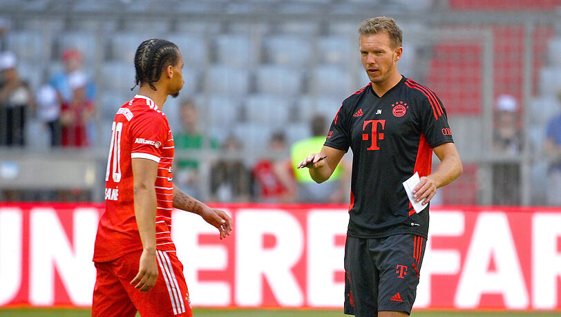 Leroy Sané (li.) sitzt unter Julian Nagelsmann derzeit nur auf der Bank,