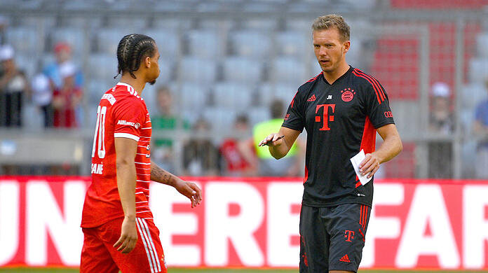 Leroy Sané (li.) sitzt unter Julian Nagelsmann derzeit nur auf der Bank,