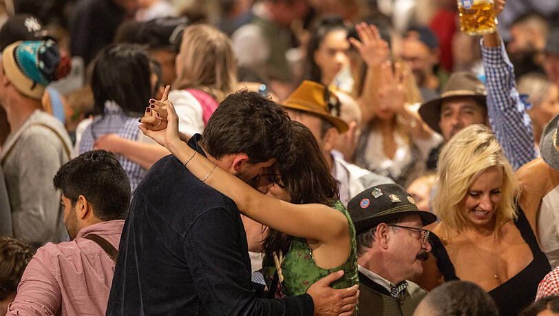 Vor allem im Wiesn-Zelt ist der Flirt-Faktor natürlich hoch. (Archivbild) Vor allem im Wiesn-Zelt ist der Flirt-Faktor natürlich hoch. (Archivbild)