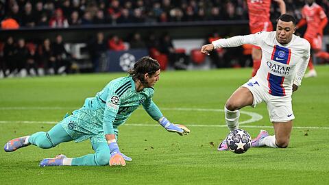 Bayern-Keeper Yann Sommer ist vor PSG-Torjäger Kylian Mbappe (r) am Ball.