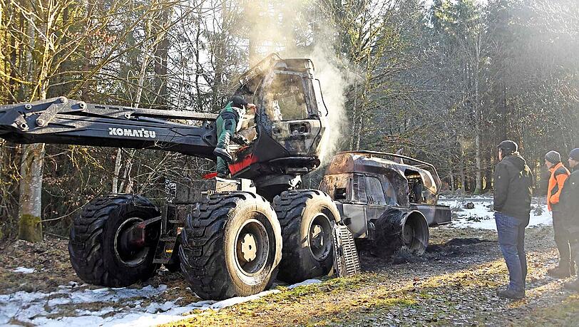 Der Harvester (Neupreis laut Betreiber 650.000 Euro, Zeitwert 300.000 Euro) stand in einem Wasserschutzgebiet und brannte vollständig aus.