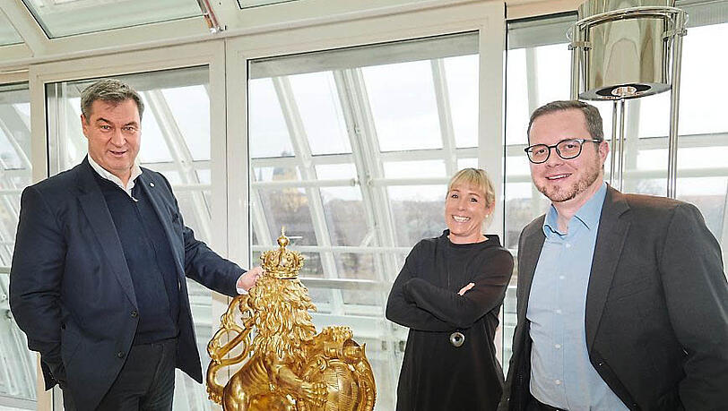 Markus Söder mit den Redakteuren Natalie Kettinger, Markus Peherstorfer – und dem goldenen bayerischen Löwen im Besprechungszimmer der Staatskanzlei. Markus Söder mit den Redakteuren Natalie Kettinger, Markus Peherstorfer – und dem goldenen bayerischen Löwen im Besprechungszimmer der Staatskanzlei.