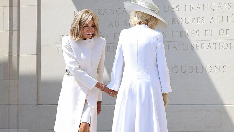 Königin Camilla und Brigitte Macron (l.) bei den D-Day-Feierlichkeiten am Kriegerdenkmal "British Normandy Memorial" in Ver-sur-Mer.