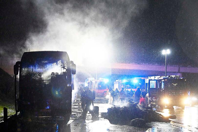 Auf der A99 bei München fängt ein niederländischer Bus auf der Fahrt nach Österreich zu brennen an. Die schnelle Reaktion des Busfahrers verhindert möglicherweise Schlimmeres.