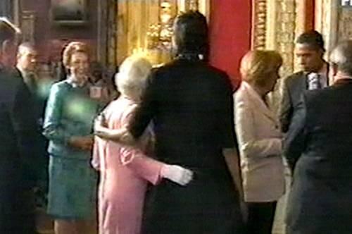Ausschnitt aus einem TV-Bericht über den Empfang. Die Queen erwidert die Geste.