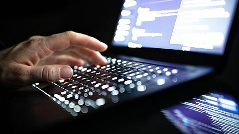 Bei DDoS-Angriffen wird eine Website oder ein Online-Dienst durch sehr viele gleichzeitige Anfragen &uuml;berlastet, so dass er f&uuml;r normale Nutzer nicht mehr erreichbar ist. (Symbolbild)