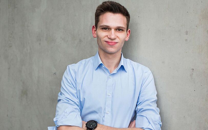 Fabian K&ouml;ster ist seit 2016 als Au&szlig;enreporter der Satire-Nachrichtensendung "heute-show" im ZDF im Einsatz. Der K&ouml;lner tourt mit seinen B&uuml;hnenprogrammen durch die Republik und produziert mit dem ehemaligen Fu&szlig;ball-Nationalspieler Jonas Hector den Podcast "Schlag und Fertig". Nun moderiert er sogar eine Quizshow.