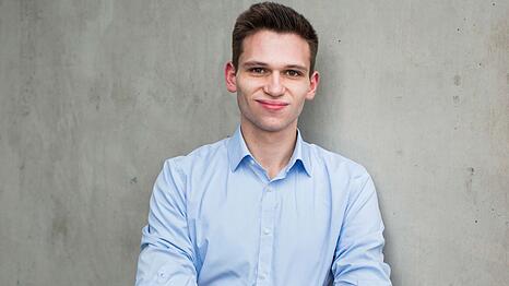 Fabian K&ouml;ster ist seit 2016 als Au&szlig;enreporter der Satire-Nachrichtensendung "heute-show" im ZDF im Einsatz. Der K&ouml;lner tourt mit seinen B&uuml;hnenprogrammen durch die Republik und produziert mit dem ehemaligen Fu&szlig;ball-Nationalspieler Jonas Hector den Podcast "Schlag und Fertig". Nun moderiert er sogar eine Quizshow.