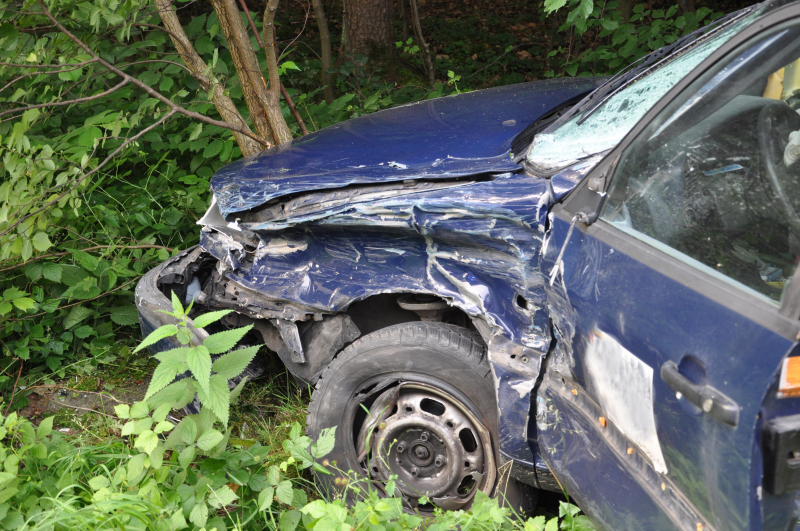 Der Wagen zerschellte an einem Baum - der Fahrer starb an der Unfallstelle.