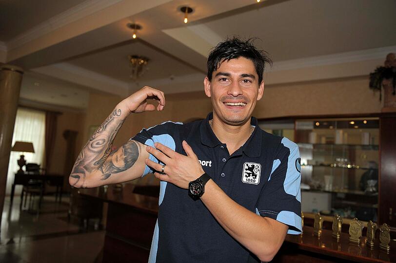 Ismael Blanco zeigt seine Tattoos auf dem rechten Arm.