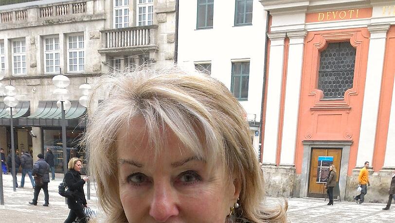Jutta C., Lehrerin: „Die Diskussion ist gerechtfertigt. Doch geht sie mit der Frauenquote-Debatte einher. Männer werden nach wie vor mehr gefördert: Es gibt mehr Nobelpreisträger als –trägerinnen und mehr Professoren als Professorinnen. Solange mehr Männer solche Auszeichnungen erhalten, in höhere Ämter befördert werden und bessere Chancen haben sich verdient zu machen, wird es auch mehr Straßen mit Männernamen geben. Denn Namensgeberin für eine Münchner Straße sollte auch nur eine Frau werden, die etwas für die Stadt geleistet hat und kein sogenannter Promi. Ich bin nicht für die Einführung der Frauenquote. Es muss in unserer Gesellschaft einfach fair und nach Leistung bewertet werden .“ Jutta C., Lehrerin: „Die Diskussion ist gerechtfertigt. Doch geht sie mit der Frauenquote-Debatte einher. Männer werden nach wie vor mehr gefördert: Es gibt mehr Nobelpreisträger als –trägerinnen und mehr Professoren als Professorinnen. Solange mehr Männer solche Auszeichnungen erhalten, in höhere Ämter befördert werden und bessere Chancen haben sich verdient zu machen, wird es auch mehr Straßen mit Männernamen geben. Denn Namensgeberin für eine Münchner Straße sollte auch nur eine Frau werden, die etwas für die Stadt geleistet hat und kein sogenannter Promi. Ich bin nicht für die Einführung der Frauenquote. Es muss in unserer Gesellschaft einfach fair und nach Leistung bewertet werden .“