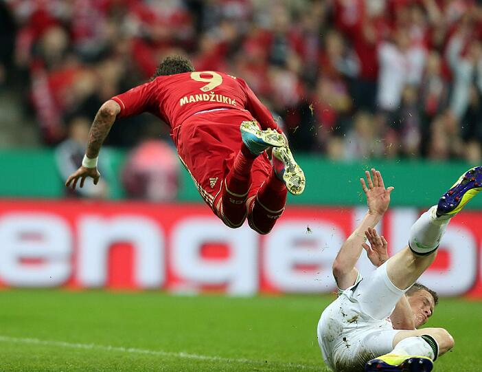 MARIO MANDZUKIC: Note 2. Bayerns Ackergaul: Krankhaft zweikampfsüchtig, eiskalt beim 1:0: 21. Saisontor im 29. Startelfeinsatz. Hat bis zum Barca-Rückspiel am 1. Mai frei &ndash; dem Tag der Arbeit.