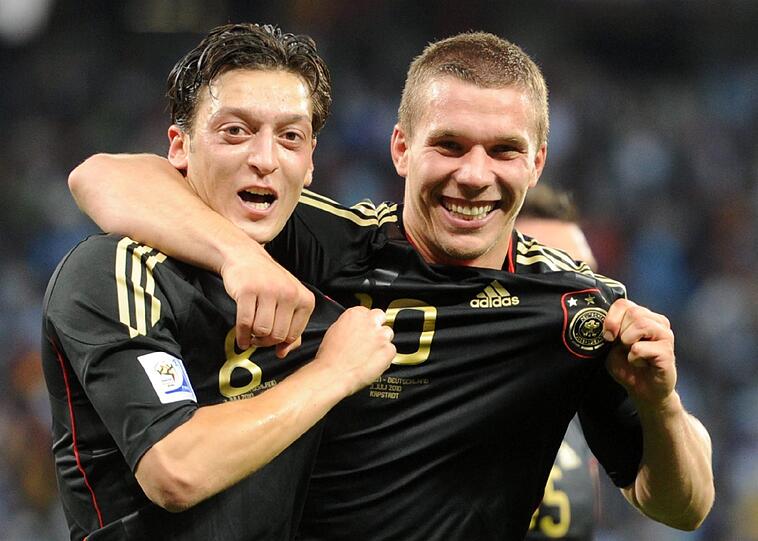 Kurz vor Ende der Transferphase ging es dann ganz schnell. Mesut Özil verlässt die spanische Hauptstadt in Richtung Themse und heuert bei Arsenal London an. Mit einer Ablöse von rund 50 Millionen Euro ist er der teuerste deutsche Fußballer aller Zeiten! Dort spielt er in Zukunft an der Seite seiner Nationalmannschaftskollegen Lukas Podolski (Bild) und Per Mertesacker.