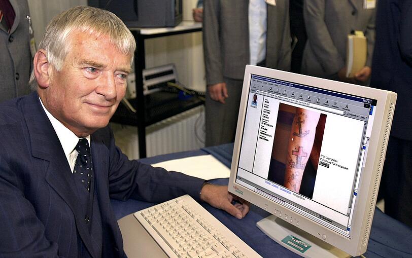 Platz 4: Inpol Neu (BKA); KS: +491 Prozent;
Die Software beim Bundeskriminalamt wird unter Minister Schily 119 Millionen Euro teurer als geplant.