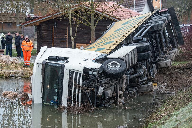 Nach dem Unfall: Die tonnenschwere Ladung Kartoffeln im Weiher.