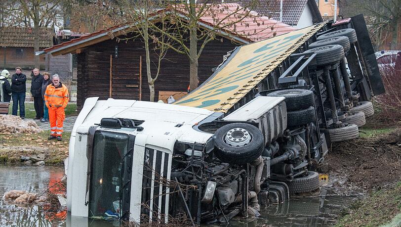 Nach dem Unfall: Die tonnenschwere Ladung Kartoffeln im Weiher. Nach dem Unfall: Die tonnenschwere Ladung Kartoffeln im Weiher.