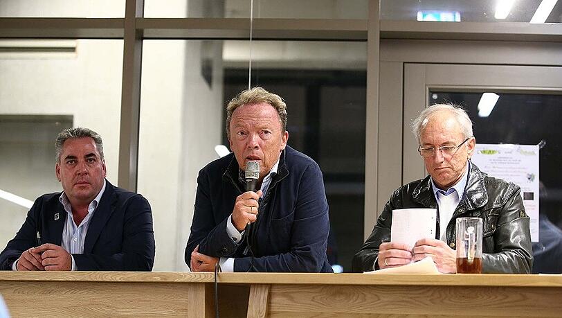 Drei Präsidiumsmitglieder des TSV 1860, eines ist schon Geschichte (v.l.): Peter Helfer, Peter Cassalette und Hans Sitzberger. Drei Präsidiumsmitglieder des TSV 1860, eines ist schon Geschichte (v.l.): Peter Helfer, Peter Cassalette und Hans Sitzberger.