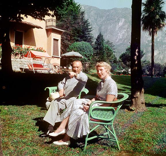 Sein Urlaubsdomizil in Cadenabbia am Comer See ist Adenauers zweite Heimat gewesen. Hier sitzt er im Jahr 1957 mit seiner Tochter Lisbeth Wehrhahn im Garten der Villa.